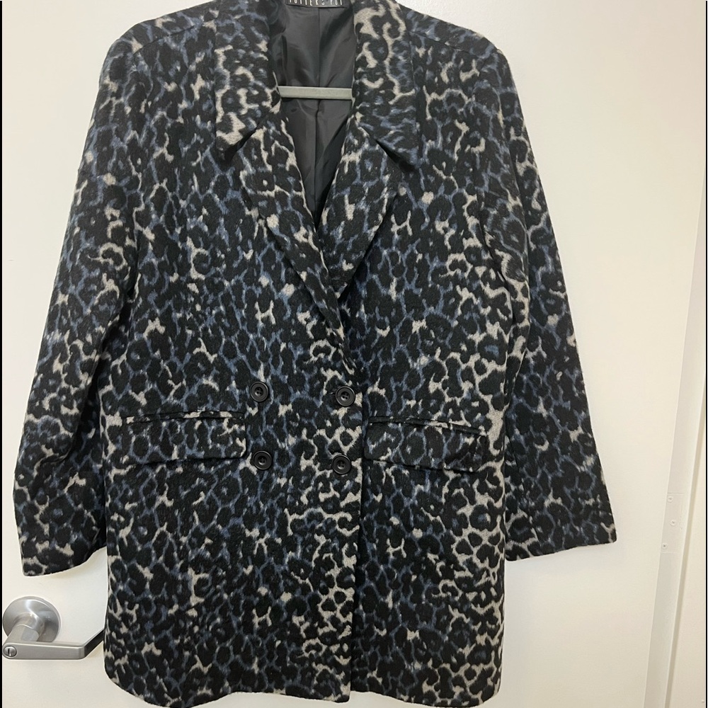 Warm oversized jacket in blue leopard print